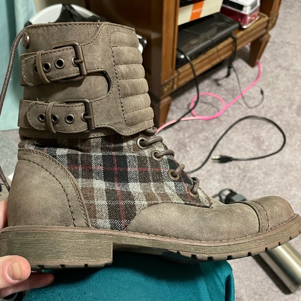 Roxy, women’s size 9, brown and plaid combat boots